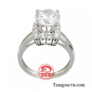 Món trang sức hướng đến phong cách sang trọng thanh lịch, mang nguồn năng lượng rạng ngời để lưu giữ vẻ đẹp đầy sức hút bên trong mỗi người phụ nữ.