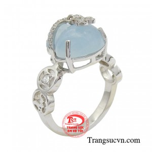 Nhẫn túi tiền aquamarine duyên dáng đại diện cho sự giàu sang phú quý và tiền tài giống như Tỳ Hưu, Lu Thống hay Ngũ Điếu, trong đó không thể bỏ qua được chính là Túi Tiền May Mắn. 