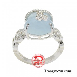 Nhẫn túi tiền được chế tác từ đá aquamarine tự nhiên với màu sắc bắt mắt giúp loại bỏ năng lượng xấu và mang lại vận khí tốt, thu hút tiền tài, may mắn cho người sử dụng.