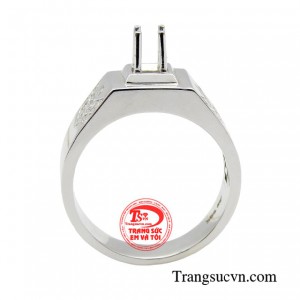 Không chỉ thể hiện vị thế đẳng cấp của chủ nhân sở hữu, vẻ đẹp thời thượng độc đáo của kim cương cùng đường nét phá cách lạ mắt là dấu ấn tỏa sáng phong cách khác biệt của Quý ông sành điệu.