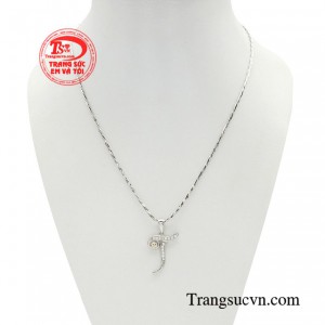 Bộ dây chuyền chữ trẻ trung đóng vai trò như một món đồ không chỉ để làm đẹp cho phụ nữ mà còn để thể hiện cá tính riêng của mình. 