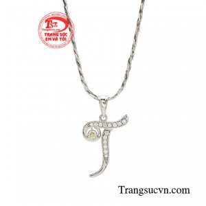 Thiết kế thanh lịch, tinh tế của bộ trang sức tạo nên sự đặc biệt nâng tầm phong cách phái đẹp.