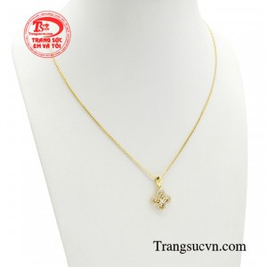 Một bộ dây chuyền lấp lánh sẽ góp phần không nhỏ giúp bạn tự tin tham dự các buổi tiệc, hoặc hẹn hò quan trọng. 