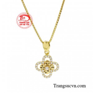 Bộ dây chuyền sẽ làm đốn tim các nàng khi được nhận món quà này từ người thân yêu của mình.