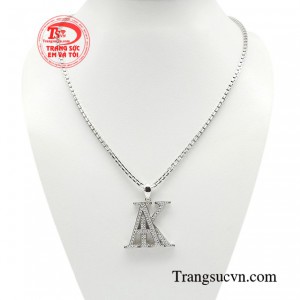 Bộ dây chuyền kim cương nam tính được xem là biểu tưởng quyền lực và giàu có, với vẻ đẹp tinh khiết khiến nó trở thành vật phẩm quý giá sở hữu.