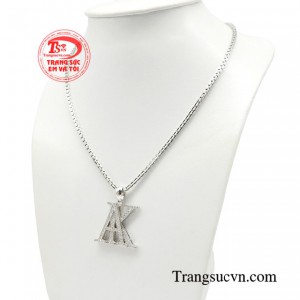 Và kim cương là một loại chất liệu không thể thiếu đối với một người đàn ông thành đạt. 