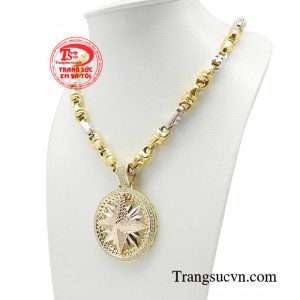 Bộ dây chuyền với vẻ nam tính, góc cạnh đem đến sự ấn tượng, tạo nên vòng hào quang đầy quyền lực. 