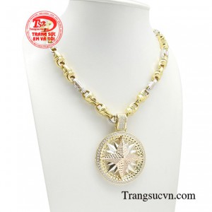 Một chút điểm nhấn từ chi tiết đối xứng được nạm đá bao quanh tạo nên vẻ ngoài vô cùng nổi bật, rực rỡ và sang trọng. 