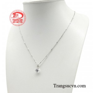 Và bộ dây chuyền là điểm tựa dễ dàng để nàng rạng rỡ ở mọi lúc mọi nơi.