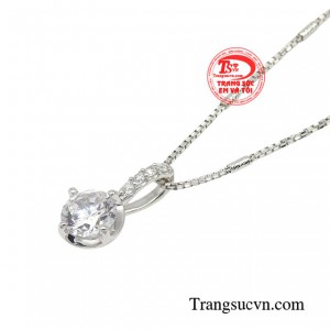 Món trang sức tôn lên nét đẹp kiều diễm của họ dù ở độ tuổi nào.