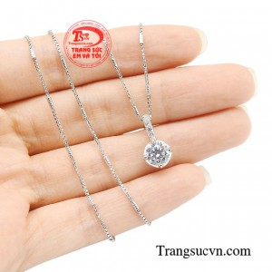 EVT đem đến cho bạn món quà trang sức tuy đơn giản nhưng dễ phối với mọi phong cách trang phục.