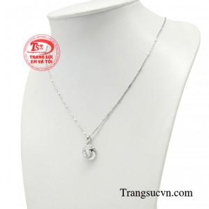 Vẻ đẹp thần kì của bộ dây chuyền khiến cho các nàng ngày càng đẹp hơn. 