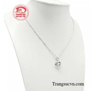 Khiến các nàng mê mẩn vì kiểu dáng độc đáo, lạ mắt và rất thời thượng. 