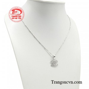 Bộ dây chuyền không chỉ đáp ứng tiêu chí giúp người phụ nữ tôn lên nét đẹp của bản thân