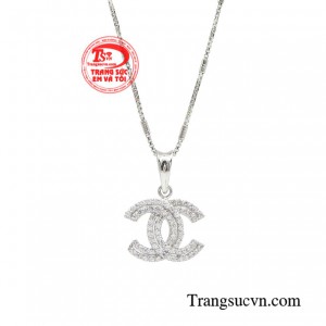 Kiểu trang sức thanh lịch, điểm xuyết thêm đá cz lấp lánh chính là mảnh ghép hoàn hảo của người phụ nữ. 