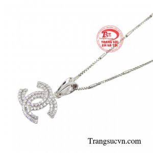 Bộ dây chuyền sẽ luôn đồng hành cùng người phụ nữ, mang tới cho người đeo sự tự tin và phong thái quyến rũ trong cuộc sống mỗi ngày.