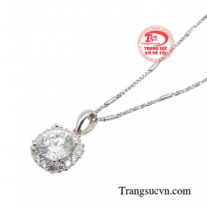 Vậy nên món trang sức này là sự hoà quyện giữa nét đẹp cổ điển và hiện đại xứng đáng được đặt cạnh người phụ nữ tinh tế.