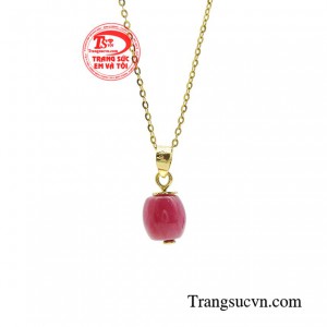 Ruby luôn là đối tượng săn đón của các quý cô.