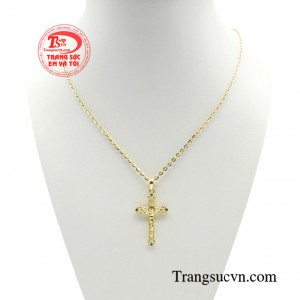 Bộ dây chuyền thánh giá thời trang là một trong số món trang sức nhất định phải có trong tủ đồ của người theo đạo công giáo.