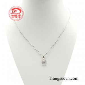 Bộ dây chuyền thời thượng vàng trắng có thiết kế nổi bật tinh tế và nhẹ nhàng. 
