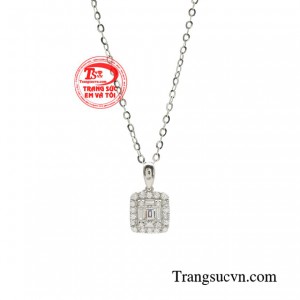 Thấu hiểu được sức hút của món trang sức này với từng đường nét tinh xảo từ chất liệu vàng trắng 18k