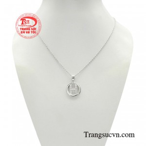 Bộ dây chuyền thời trang duyên dáng toát lên bản lĩnh thể hiện được sự quyến rũ đặc biệt của người phụ nữ.