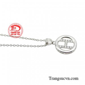 Mà việc đeo trên mình chiếc dây chuyền này còn giúp thể hiện vị thế và làm nổi bật cốt cách, đẳng cấp của người đeo chúng một cách độc đáo. 