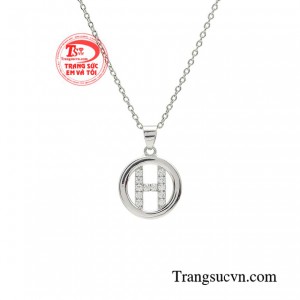 Vậy nên một bộ dây chuyền thời trang nhưng không kém phần duyên dáng, giúp phái nữ phá bỏ giới hạn tạo nên một diện mạo mới cho chính mình.