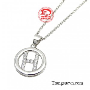 Một chút ngẫu hứng từ bộ dây chuyền quý cô trông thật sự nổi bật với vẻ đẹp tươi tắn, thời thượng. 