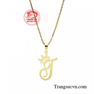 Sản phẩm hoàn toàn có thể kết hợp nhiều phong cách, từ phóng khoáng đến sự chỉn chu, giúp phái nữ tạo dựng gu thời trang cho mình.