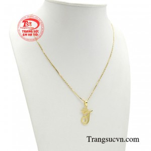 Món trang sức được chế tác tinh xảo sở hữu phong cách thời trang cá tính tôn vinh vẻ đẹp riêng của người phụ nữ.