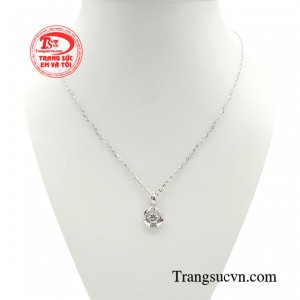 Bộ dây chuyền thời trang vàng trắng tô điểm thêm nét đẹp quyến rũ, cá tính và thanh lịch cho người dùng.