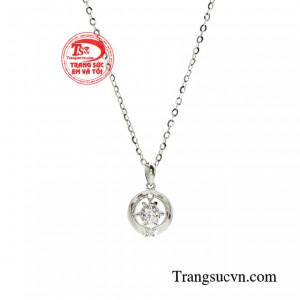 Đây được xem là sự lựa chọn phù hợp cho chị em phái đẹp tôn lên nét thanh tú, dịu dàng khi diện cùng những bộ cánh yêu kiều, thướt tha.