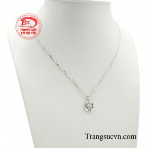 Bộ sản phẩm với thiết kế trẻ trung vô cùng sự tinh tế mang đến cho nàng vẻ đẹp cá tính mà không kém phần điệu đà.