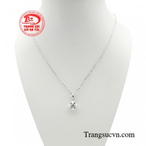 Bộ dây chuyền tinh tế vàng trắng sử dụng chất liệu vàng trắng 18K óng ánh sáng bừng vẻ đẹp đầy mê hoặc, khiến ai cũng phải trầm trồ khen ngợi.  