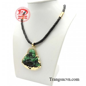 Ngọc Cẩm Thạch hấp thụ năng lượng có hại, có thể giúp bảo vệ chống lại những xung năng lượng, đem lại sự an toàn cho chủ sỡ hữu.