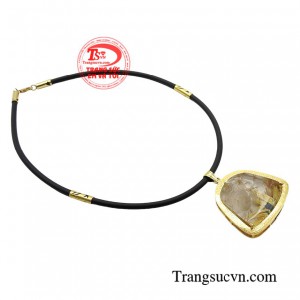 Bộ dây chuyền với chất liệu bằng đá quý sẽ tạo ra năng lượng tích cực thu hút may mắn và giúp tâm trí được an yên.