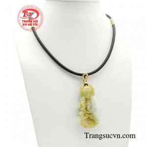 Đeo dây chuyền mặt Phật Quan Âm bên mình với ước muốn để cầu bình an, loại trừ các điều xui rủi, đau khổ và cũng là để thể hiện lòng thành kính hướng phật.