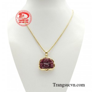 Bộ mặt phật ruby bọc vàng phú quý là món trang sức được nhiều người lựa chọn. 