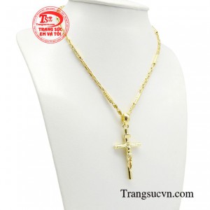 Biểu tượng thánh giá được tin và tôn sùng không chỉ trong phạm trù tôn giáo mà còn được quan tâm và đón nhận bởi các tín đồ thời trang.