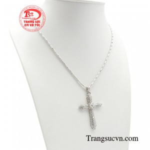 Đồng thời, chi tiết đá kết tinh tế thể hiện cái nhìn sang trọng, đẳng cấp, tôn lên gu thời trang của riêng bạn.