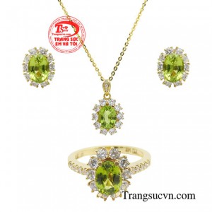 Bộ trang sức peridot duyên dáng đang là xu hướng màu sắc khiến đông đảo chị em mê mệt.