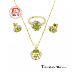 Chính vì thế, Peridot được sử dụng để tô điểm cho các món trang sức trên Nhẫn, Mặt dây, Hoa tai được thiết kế vô cùng trẻ trung và tinh tế.