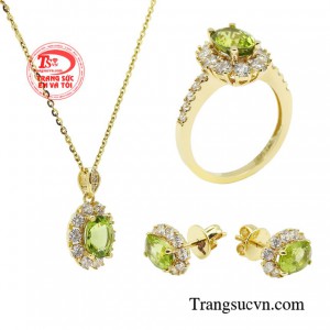 Không kén người dùng và rất tôn da, thêm một đặc điểm nổi bật nữa của gam màu này chính là tạo nên nét dịu dàng, thanh lịch và sang trọng cho chủ sở hữu.