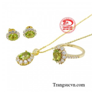Đặc biệt, bộ trang sức như một món quà gửi tặng đến đông đảo chị em với tông màu ngọt ngào này.