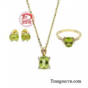 Bộ trang sức peridot kiêu sa có màu xanh phớt mang năng lượng mát lành, tích cực và yêu đời của phụ nữ ngoài 30.