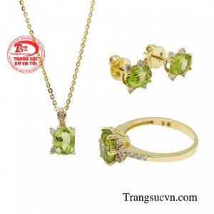 Màu lục phớt vàng của Peridot làm cho ta gợi nhớ đến hình ảnh đầu thu, gợi nhớ đến những điều nhẹ nhàng, mát mẻ và ngọt ngào.