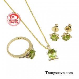 Bộ trang sức gắn đá quý này sẽ giúp bạn tôn lên vẻ đẹp trẻ trung và tươi mới, đặc biệt, nó sẽ mang lại sự may mắn, hạnh phúc viên mãn trong cuộc sống.