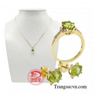 Peridot là viên đá biểu trưng cho những người phụ nữ có tính cách nhẹ nhàng, tinh tế và kiêu sa.