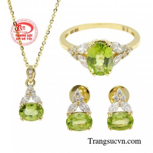 Bộ trang sức peridot thanh lịch theo quan niệm trên thế giới, mỗi tháng trong năm tương ứng với một loại đá ngọc quý thiên nhiên.
